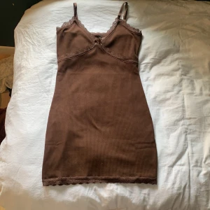 Klänning  - En härlig tajt sommarklänning som är väldigt fin på , den är aldrig använd (lappen är kvar) 