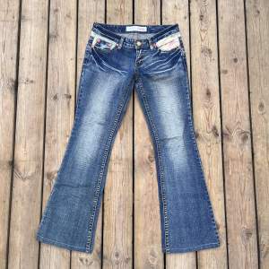 Y2k low waist jeans med riktigt fet wash och unika detaljer Midjemått 37 cm Innerbens längd 72cm Ytterbenslängd 93cm