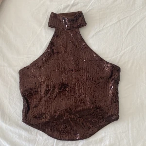 Glittrig top - En brun jättefin glittrig topp, aldrig använd 