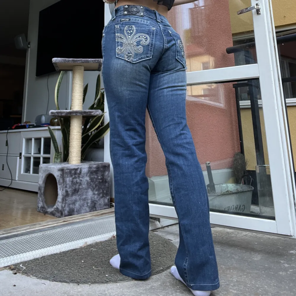 Supersnygga lågmidjade missme jeans🤩 modellen är rak och alltför i nyskick!🤩 passar bra på mig med storlek 38/40, lite långa på mig som är 164 bara✨ Midja: ca 92 cm, höft: ca 112 cm, Innerbenslängd: ca 81 cm💗. Jeans & Byxor.