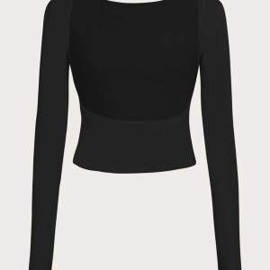 En jätte fin rygglös svart tröja köpt för 89kr i storlek xs, använd 1 gång💗 köpare står för frakten💗 