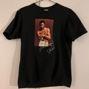 Supreme T-shirt - Supreme t-shirt storlek S. Inköpt förra sommaren i Milano. Använd en del men bra kvalitet fortfarande. Säljer då jag har en annan stil nu