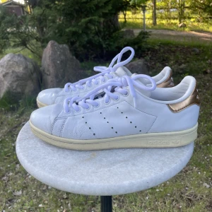 Stan Smith  - Stan Smith addidas skor i storlek 39 1/3. Vänster skon saknar sula och båda skorna har små sprickor på ytan. Helt nya skosnören!💗💗