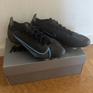 Nike Fotbollsskor - Jag säljer mina Nike Vapor 14 Elite. Väldigt fint skick, 9/10. Dm för mer information och bilder. 