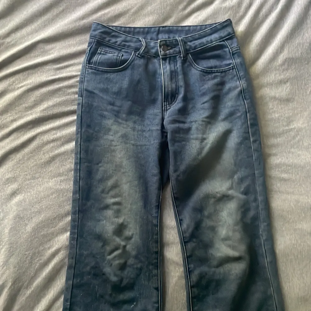 Ett par jättesnygga jeans som jag tyvärr måste sälja då de har blivit för små💕. Jeans & Byxor.