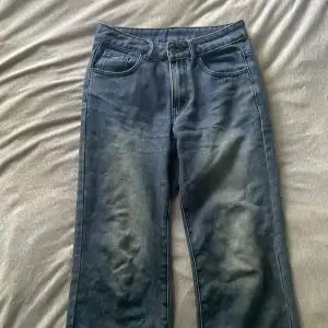 Ett par jättesnygga jeans som jag tyvärr måste sälja då de har blivit för små💕