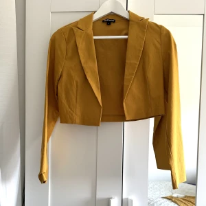 Kort senapsgul kavaj - Snygg enkel sommar kavaj