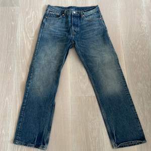 Helt nya weekday jeans i modellen space👖 skick 10/10 Endast testade en gång. Storleken är 28/30 men sitter lite större. Kom privat för fler bilder/frågor💯
