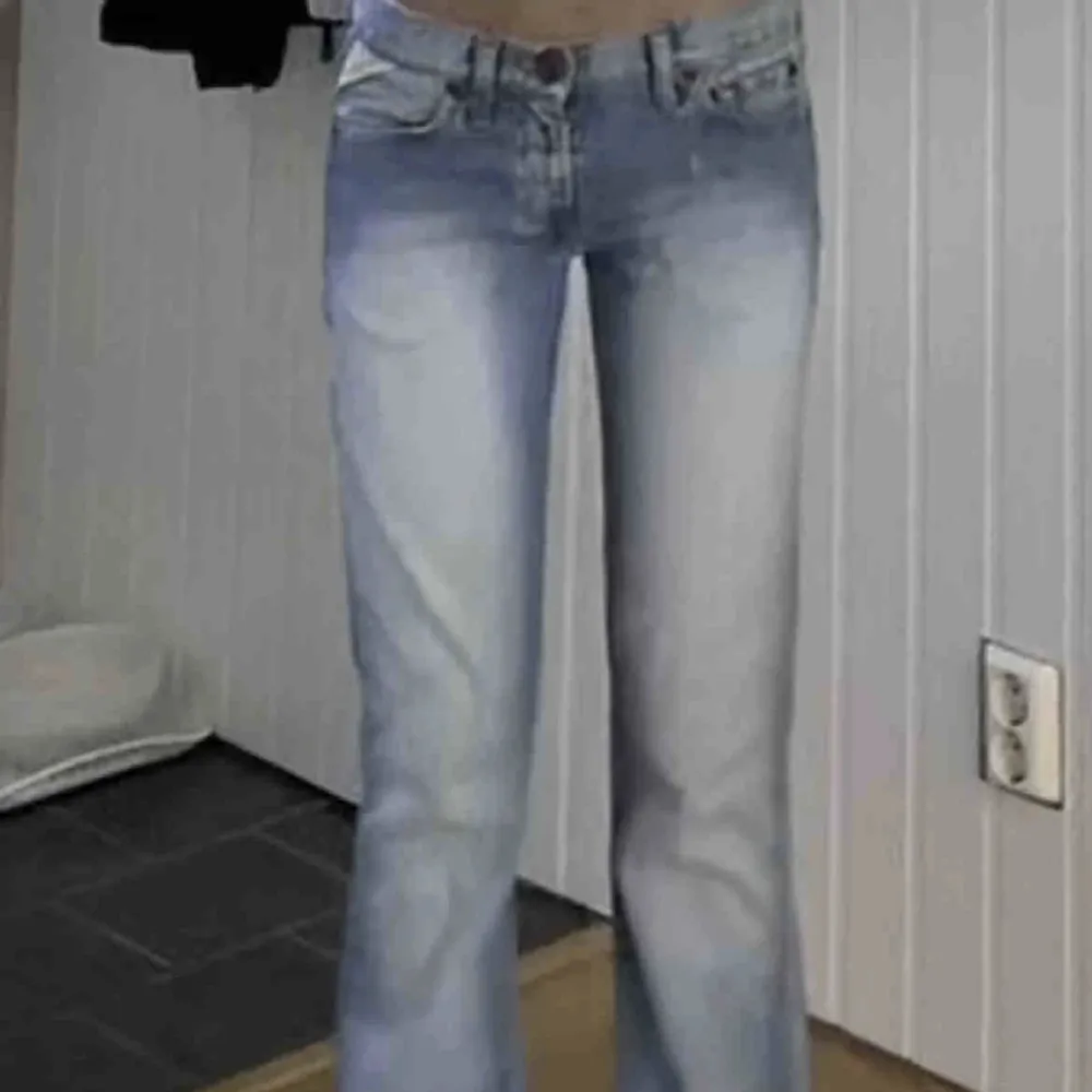 Replay jeans i storlek 25/30 köpte för 400 säljer för 200-250💕 möts bara up postar inga paket malö/Lund!❤️. Jeans & Byxor.