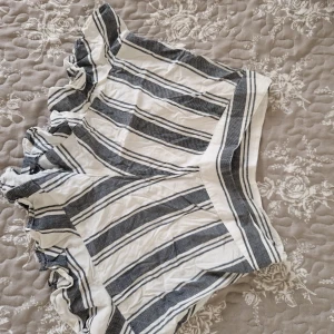 Shorts med volang  - Randiga shorts från Ellos med söt volang nertill