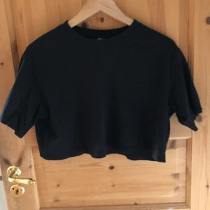 Tshirt - Croppad T-shirt medela för mer info