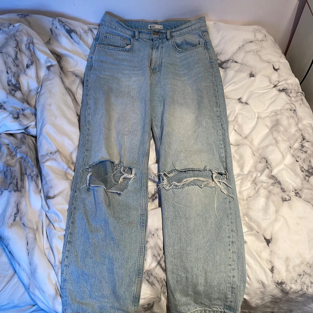 Ljusblå jeans från gina tricot i storlek 38. Jeans & Byxor.