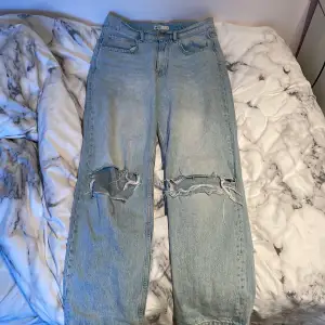 Ljusblå jeans från gina tricot i storlek 38