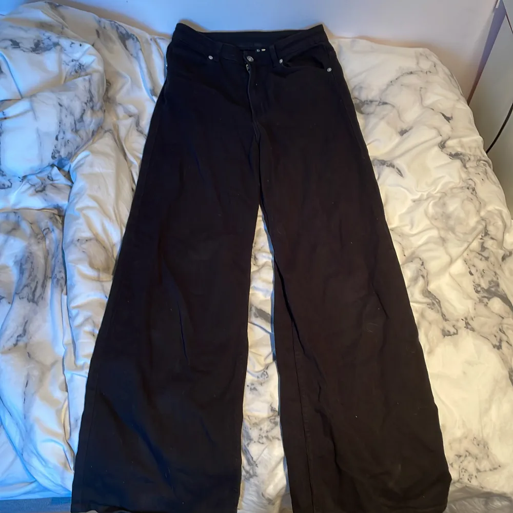 Svarta bootcut jeans från H&M i storlek 38. Jeans & Byxor.