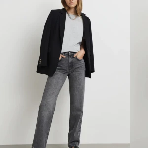 Fina jeans - Super fina fina high waisted jeans, sitter mer som midwaist. Säljer pga kommer inte till användning. Använd ett par gånger 