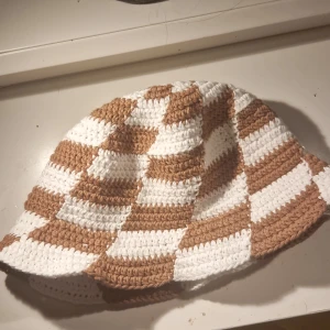 Virkning - Virkade kläder, accessoarer och gosedjur av mig. Jag kan virka ungefär vad som helst. Skicka vilken produkt/storlek/färg du vill ha så diskuterar vi priser🥰 (priset angett är bara ett ca för appen, beror på hur stor produkten är).