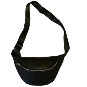 Kroppsväska  80 kr  - Hej jag köpte den för ett år sedan och har bara använt den en gång, den är i jätte bra skick. Jag köpte den på 135 kr 