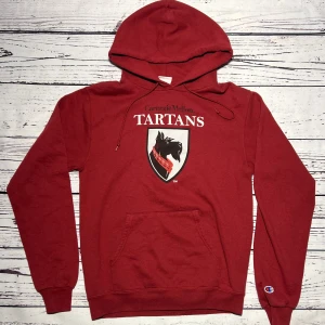 Champion Hoodie Röd  - Märke: Champion Typ: Hoodie Färg: Röd Kroppstyp: Unisex Skick: Mycket Bra   Sparande av miljö  30x  lägre utsläpp jämfört med ny vara Sparat vatten ca 3950 liter Sparat CO2 ca 6.8 kg