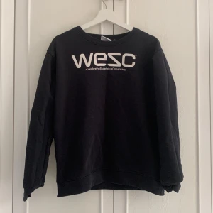 Sweetshirt  - Denna tröja är jättefina men jag gillar inte att den inte finns en luva på så jag har använt denna ungefär 4-5 gånger 