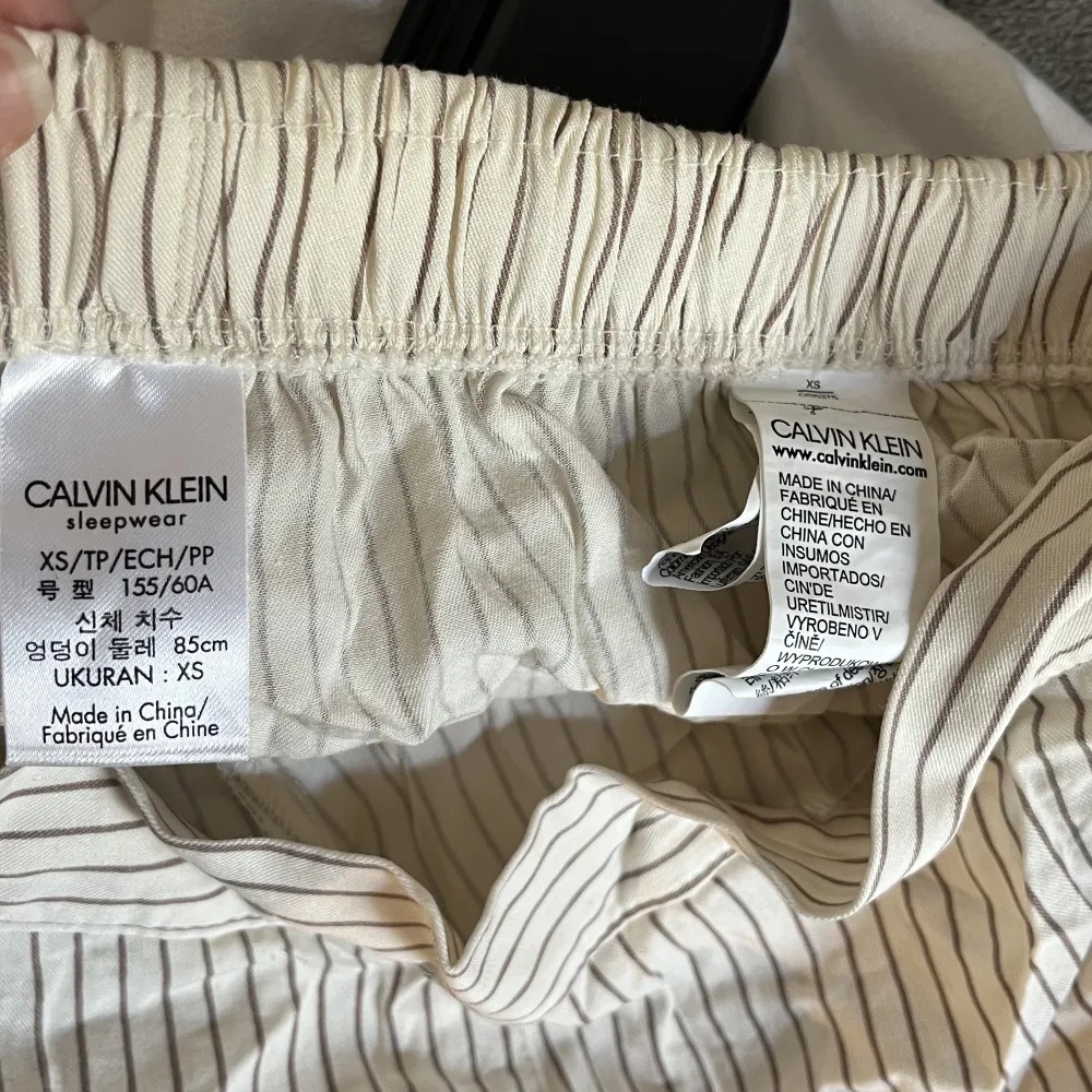 Pyjamasbyxor från Calvin Klein i storlek XS. Använda en gång men en tråkig kaffefläck hamnade på ena låret (syns på bilden). Sitter högt upp så syns knappt, men tråkig fläck som sagt.. Jeans & Byxor.