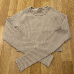 Beige träningstopp - Beige ribbad träningstopp från Aimin i XS. Ordinarie pris 550kr. Säljer för 350kr.