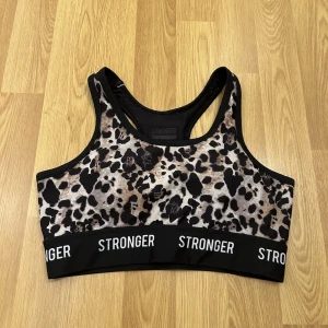 Tränings topp - Träningstopp från Stronger i XS. Ordinariepris 400kr, säljer för 250kr.