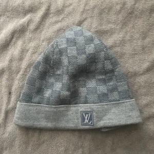 Louis Vuitton Mössa/Beanie - Louis vuitton Petit Damier hat/mössa jättebra kondition/very good condition  köpt Sweden, Stockholm Birger gatan Kvitto Och paket finns med  Skickar på postnord leverans  Bara seriösa 