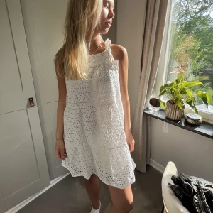 Klänning från zara - Fin vit klänning från zara köpt för 1 år sen