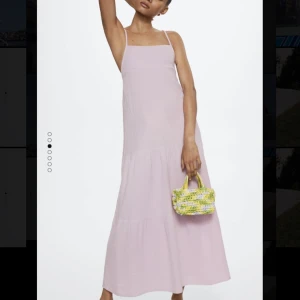 Långklänning mango - Såå fin rosa långklänning från mango, använd fåtal gånger då den tyvärr är lite liten för mig!💞pris kan diskuteras 