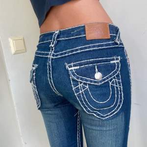 Säljer dessa skitsnygga lågmidjade jeans från True Religion. Storlek W25 så passar en XS eller XXS❤️midjemått: 35.5cm. Innerben: 81cm