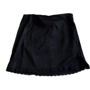 gullig svart mini kjol ⭐️ spetsig kant med en liten slut på sidan