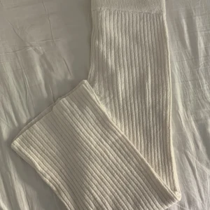 Ribbstickad byxa H&M - Knappt använda byxor från H&M. Väldigt sköna att ha på sig men för korta för mig (170cm)