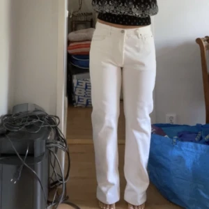 Lågmidjade Levis jeans  - Säljer mina vita Levis jeans, då de inte kommer till användning så ofta. Jättefin passform och väldigt bra skick. De passar 36/38💞