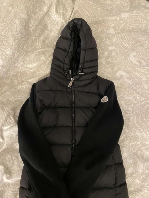 Moncler cardigan  - Säljer nu min äkta moncler cardigan strl 1 som en xs/xxs kan tänkas bytas mot en annan cardigan i stor S/M annars 3500kr