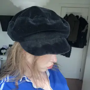 Säljer den här snygga, svarta hatten. Bra skick. Säljer då jag inte använder den 💞