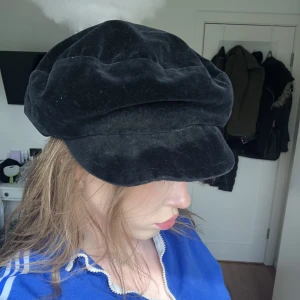 Svart hatt - Säljer den här snygga, svarta hatten. Bra skick. Säljer då jag inte använder den 💞