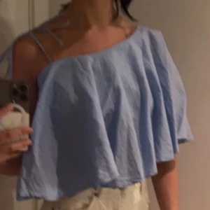 Zara Blus - Söt blus från zara som är one shoulder. köpare står för frakt och allt betalas genom swish❤️❤️