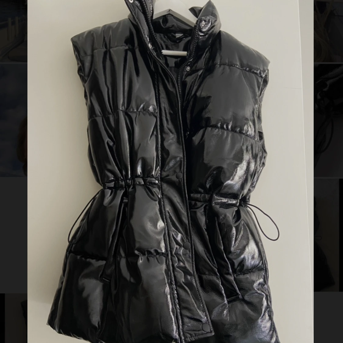 Svart glansig väst från HM