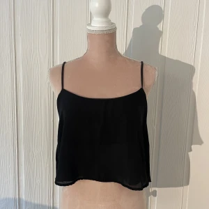 Svart topp - Bershka - Snygg kroppad topp💞 Skick: använd Fler bilder? Skriv till mig så löser jag det!  Några frågor? Jag svarar så fort jag kan ❤️ Alla priser kan alltid diskuteras 😊