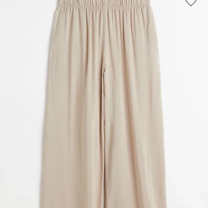 Croppad pull on byxa - Croppad Pull On Trousers från H&M i beige färg. Storlek L och verklig i storlek (jag har storlek M nu så denna är för stor för mig).   Plagget finns i Ursvik, Sundbyberg om du önskar hämta det.