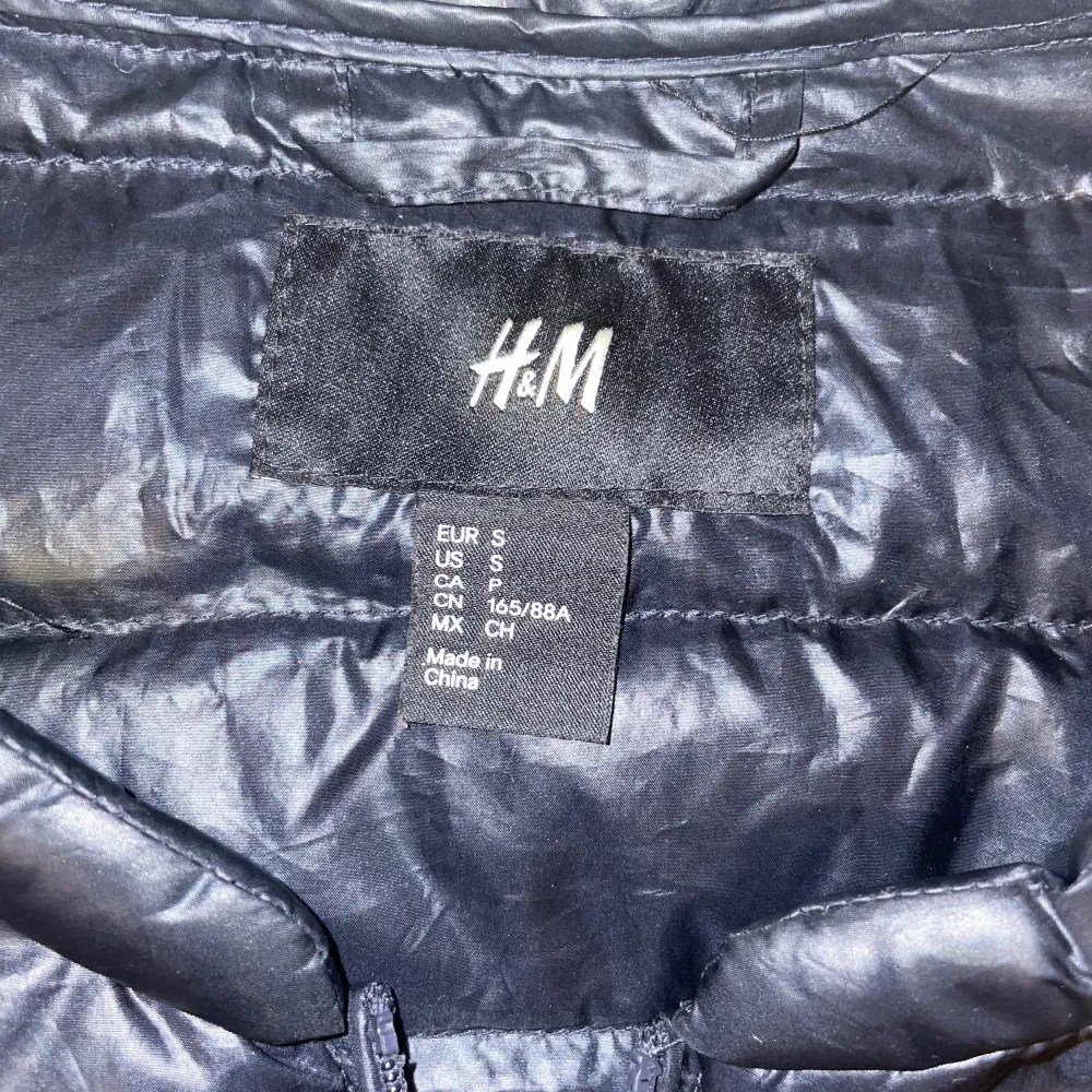 Dam jacka från H&M.  Använt några gånger, finns inga tecken på användning. . Jackor.
