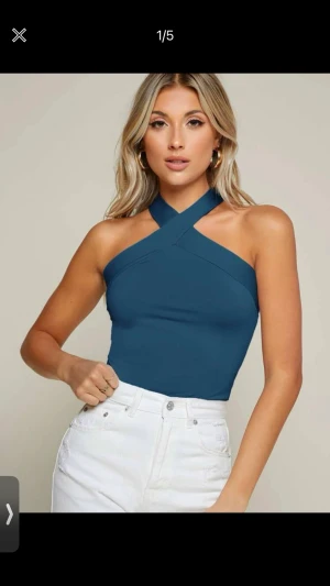 Blå topp - Blå oanvänd halterneck topp💛