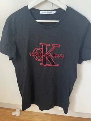 Calvin Klein tshirt  - Använd ett fåtal gånger. Den är som helt ny. Väldigt fin nu till sommaren.  Det är storlek M.  