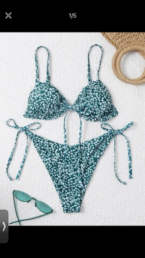 Grön blommig bikini - Grön/vit blommig bikini som är oanvänd 💛