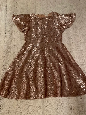 Festklänning - Festklänning för barn (13/14).  Använt en gång.  Nyskick. 