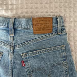 Säljer dessa Levis 501 jeansshorts då dem inte kommer till använding🌷Storlek 27 (passar en storlek S), dem är i bra skick, frakt tillkommer🌸