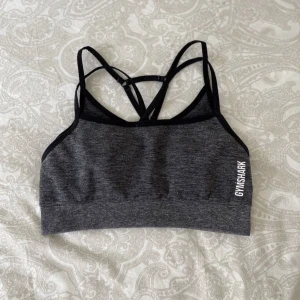 Gymshark sport-bh - Säljer min sport-bh från Gymshark i storlek S. Den har inte kommit till någon användning (endast använd 2-3ggr). Skriv ett meddelande för bilder på hur den sitter på. Frakt📦: 50kr
