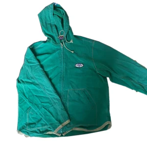 Stor baggy jacka (streatwear, y2k) - Jätte fin jacka, säljer för att den är lite för stor för mig.. den har två små fläckar längst ner men dom går säkert bort i tvätten, annars så är den perfekt. Funkar perfekt till hösten 