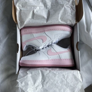 Nike air force 1 - Helt sprillans nya air force 1 white/pink foam.🩷 Aldrig använda. Kan gå ner i pris vid snabbt köp!