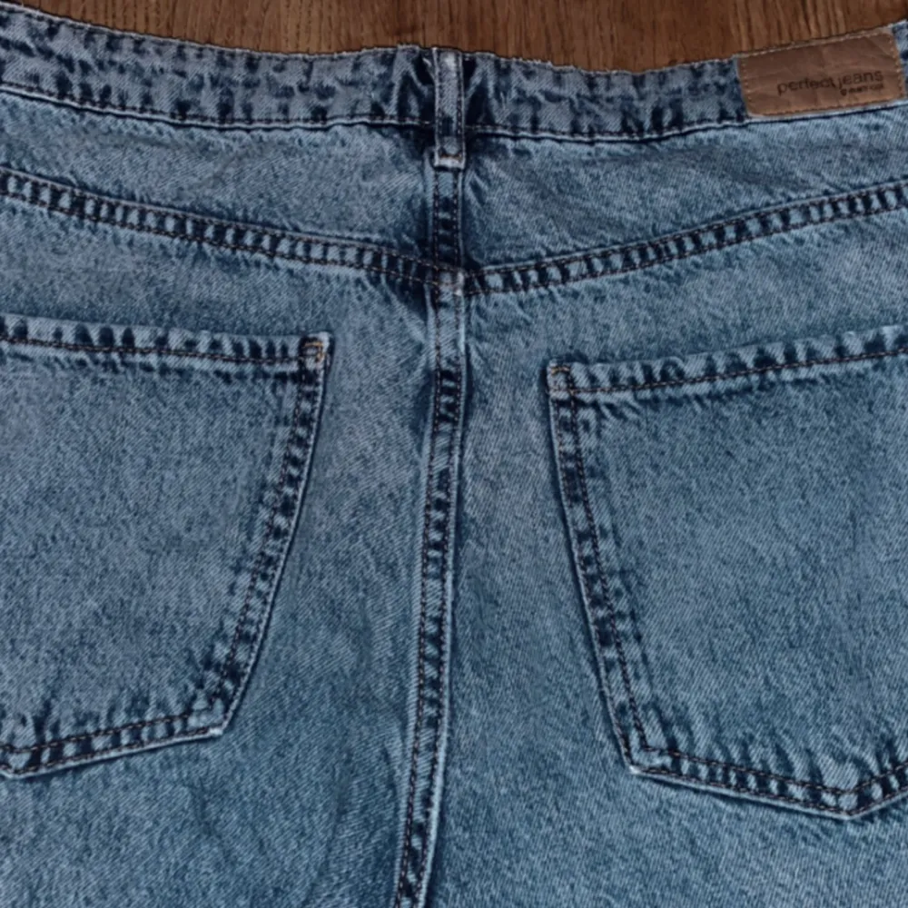 Snygga raka jeans från Gina Tricot i bra skick. Köparen står för frakten. . Jeans & Byxor.